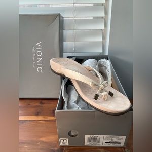 Vionic Bella II cream sandals size 7.5